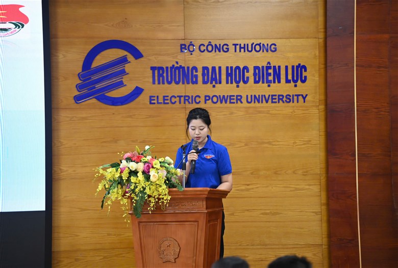 Đ/c Phạm Thị Khánh Hiền thông qua Báo cáo tổng kết, đánh giá tình hình thực hiện nhiệm vụ công tác Đoàn và phong trào Thanh niên Sinh viên nhiệm kỳ 2022 - 2024